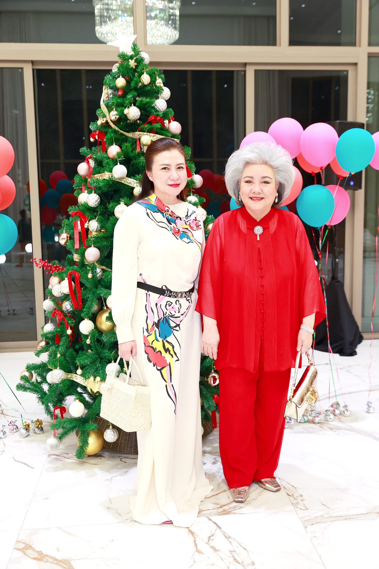 อุษณีย์ มหากิจศิริ ลีโอณีโอ เปิดบ้านจัดงานปาร์ตี้คริสต์มาส-ปีใหม่สุดอบอุ่น