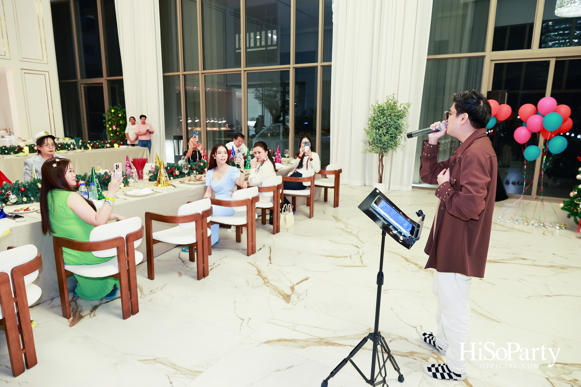 อุษณีย์ มหากิจศิริ ลีโอณีโอ เปิดบ้านจัดงานปาร์ตี้คริสต์มาส-ปีใหม่สุดอบอุ่น