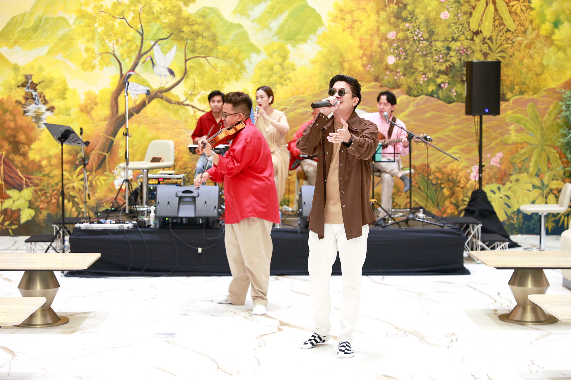 อุษณีย์ มหากิจศิริ ลีโอณีโอ เปิดบ้านจัดงานปาร์ตี้คริสต์มาส-ปีใหม่สุดอบอุ่น