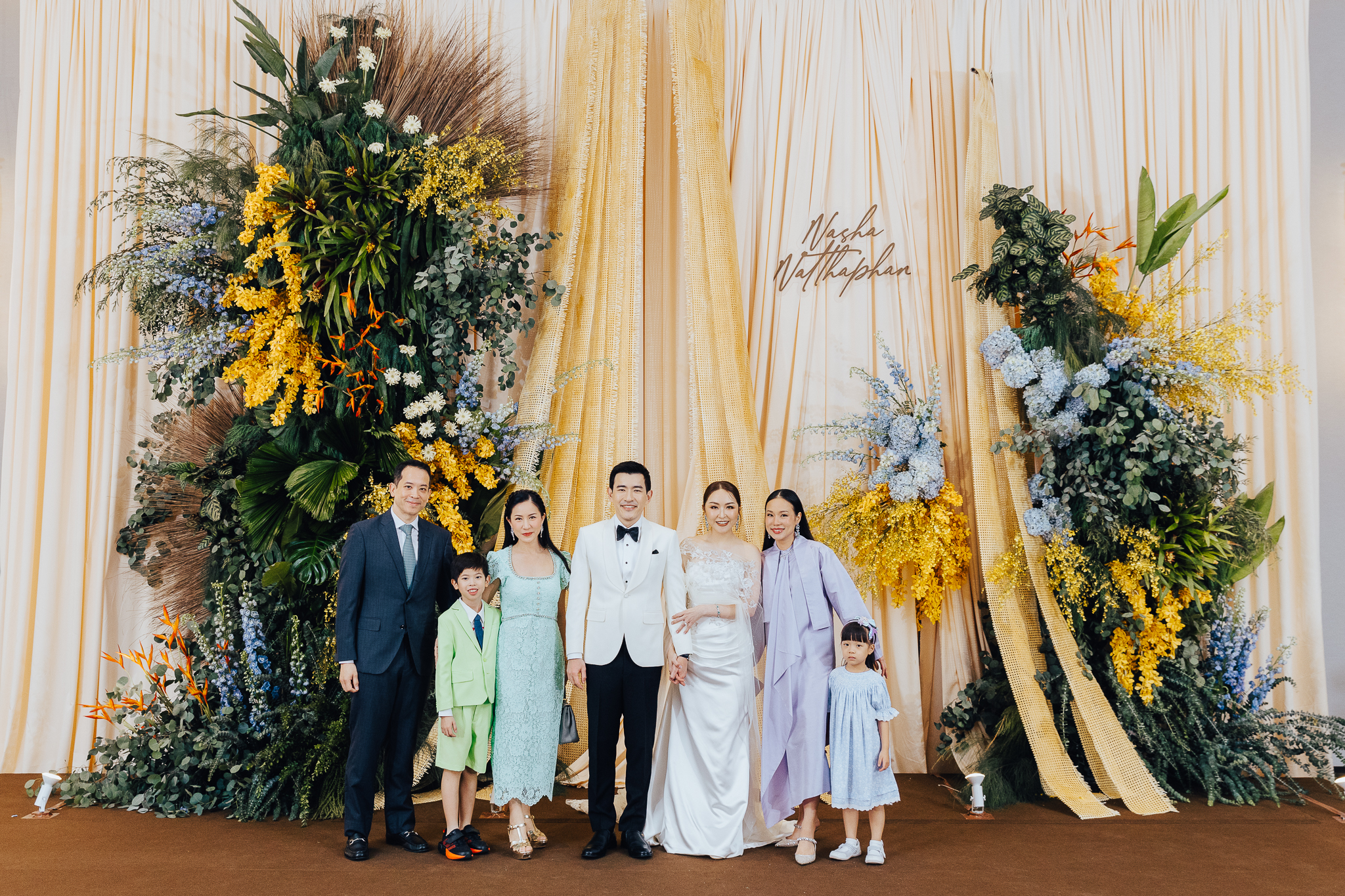 งานฉลองสมรสพระราชทาน ท่ามกลางบรรยากาศสุดอบอุ่น ระหว่าง ณชา จึงกานต์กุล และ ณัฐพันธ์ พรศรีฤทัย