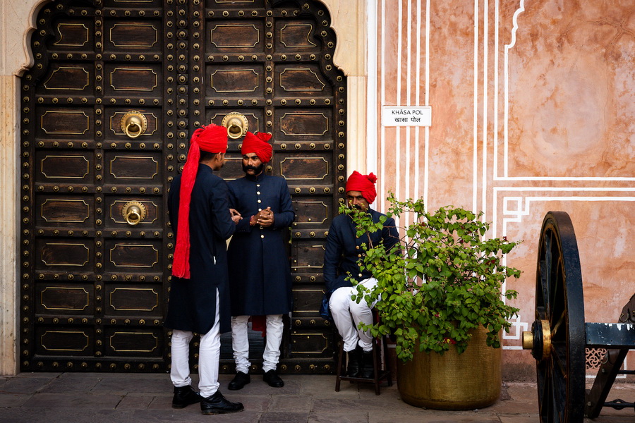 เดินทางผ่านภาพถ่ายจากภารตะสู่แดนสยาม กับนิทรรศการ ‘Connect’ โดย สมัชชา อภัยสุวรรณ ใน Bangkok Design Week 2025