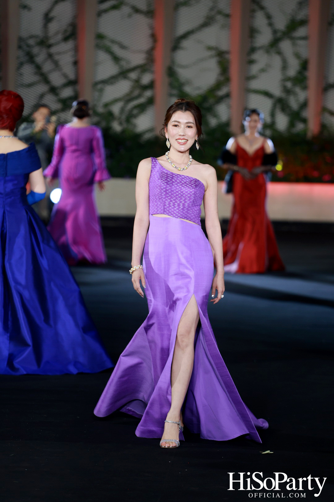 ‘ราตรีอัญมณีแห่งผ้าไทย’ เฉลิมฉลองมนต์เสน่ห์แห่งผืนผ้าไทย ผ่านแฟชั่นโชว์สุดตระการตา