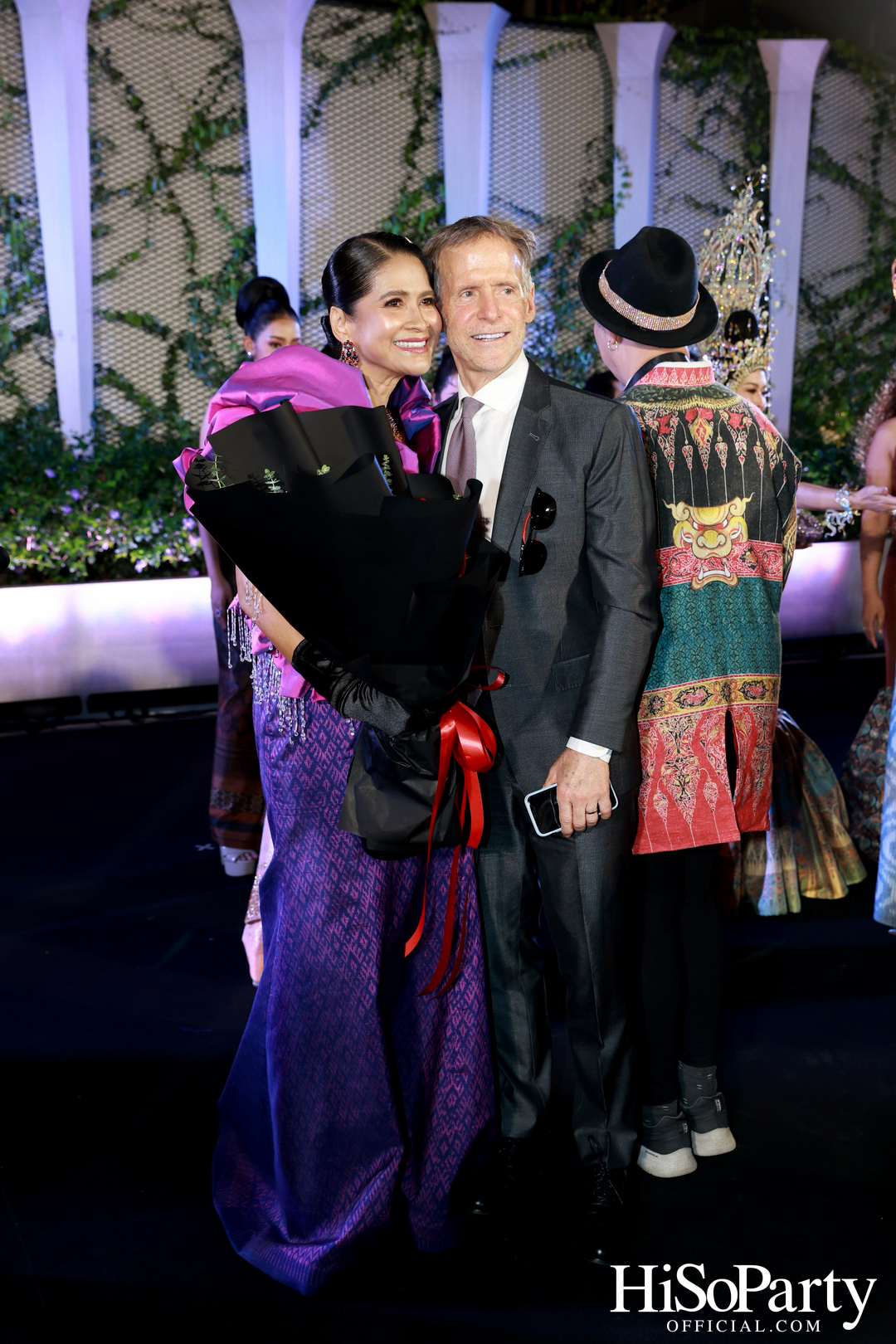 ‘ราตรีอัญมณีแห่งผ้าไทย’ เฉลิมฉลองมนต์เสน่ห์แห่งผืนผ้าไทย ผ่านแฟชั่นโชว์สุดตระการตา