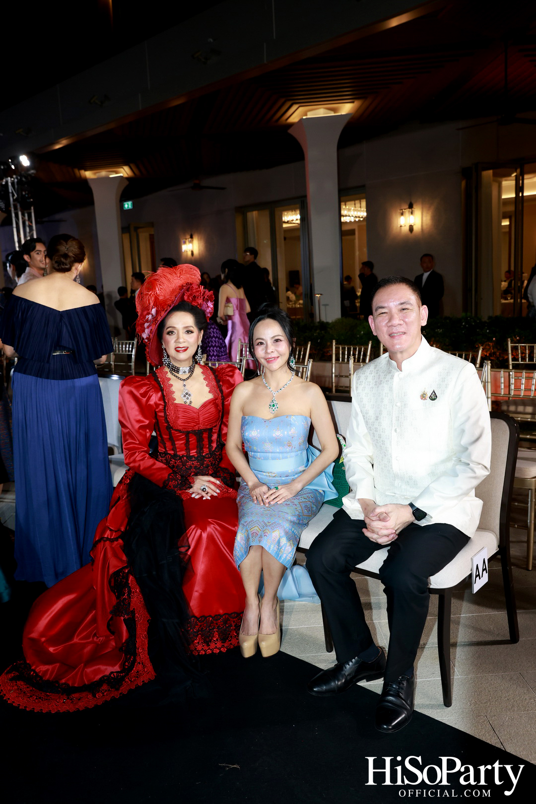 ‘ราตรีอัญมณีแห่งผ้าไทย’ เฉลิมฉลองมนต์เสน่ห์แห่งผืนผ้าไทย ผ่านแฟชั่นโชว์สุดตระการตา