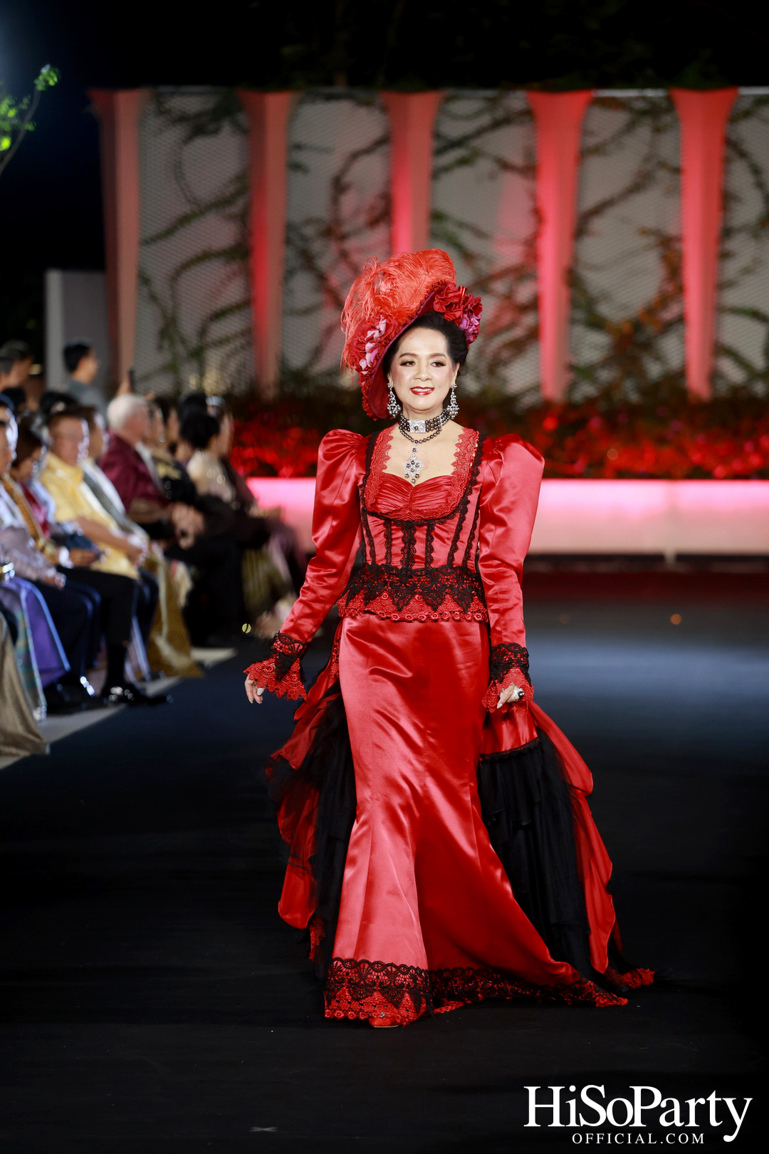 ‘ราตรีอัญมณีแห่งผ้าไทย’ เฉลิมฉลองมนต์เสน่ห์แห่งผืนผ้าไทย ผ่านแฟชั่นโชว์สุดตระการตา