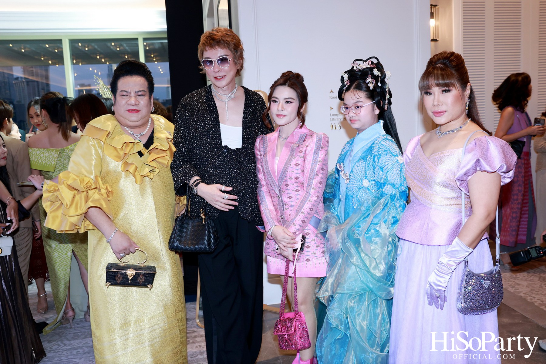 ‘ราตรีอัญมณีแห่งผ้าไทย’ เฉลิมฉลองมนต์เสน่ห์แห่งผืนผ้าไทย ผ่านแฟชั่นโชว์สุดตระการตา