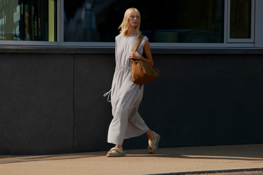 UNIQLO: C คอลเลกชันฤดูใบไม้ผลิ/ฤดูร้อน 2025 เติมเต็มไอเทมที่ต้องมีในตู้เสื้อผ้าด้วยนวัตกรรมและสีสันสุดโมเดิร์น