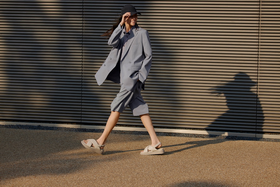 UNIQLO: C คอลเลกชันฤดูใบไม้ผลิ/ฤดูร้อน 2025 เติมเต็มไอเทมที่ต้องมีในตู้เสื้อผ้าด้วยนวัตกรรมและสีสันสุดโมเดิร์น