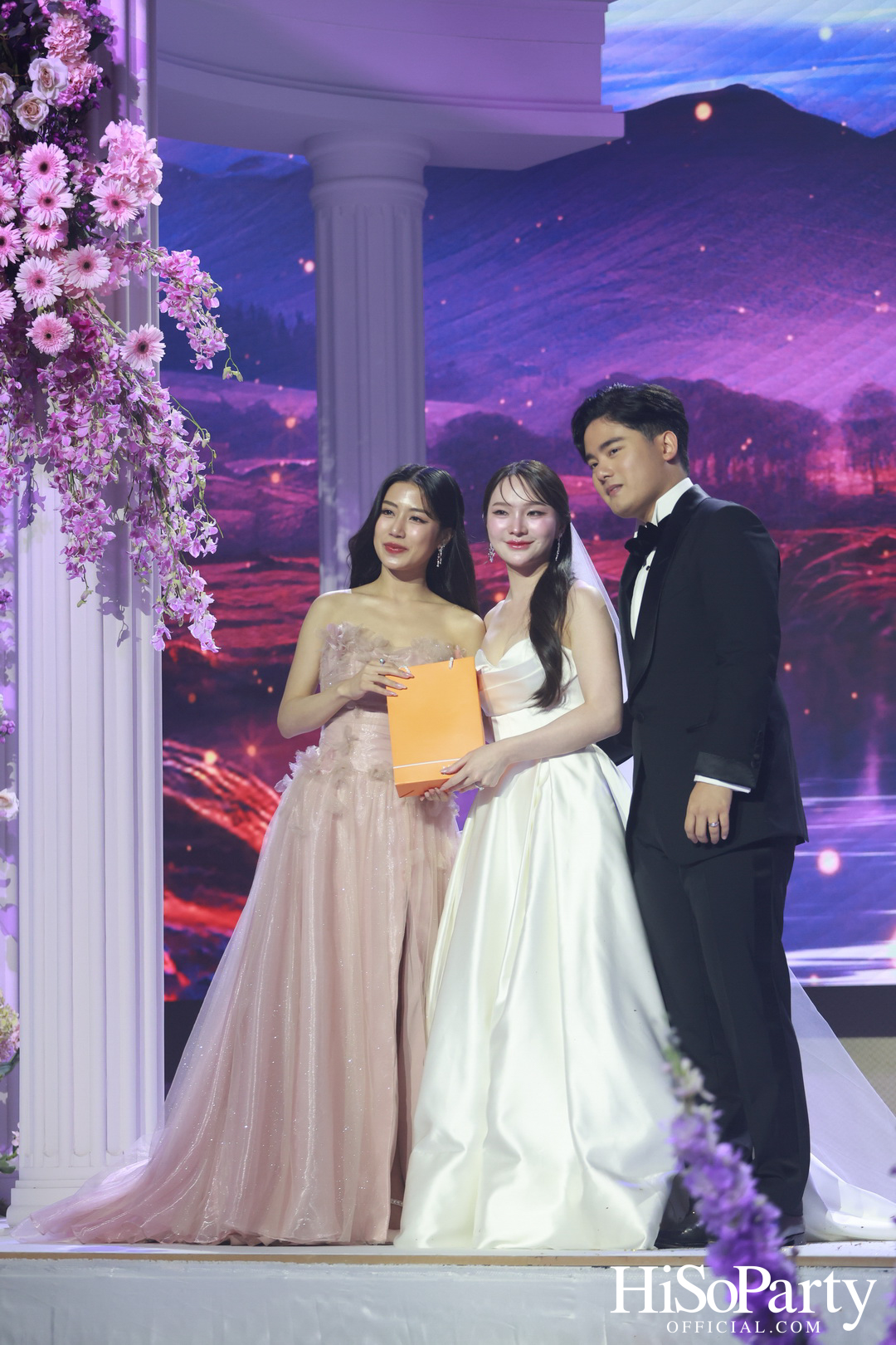 งานฉลองมงคลสมรสระหว่าง ยิ่งรัก พัวถาวรสกุล และ นวิน เหมรัชตานันต์ 