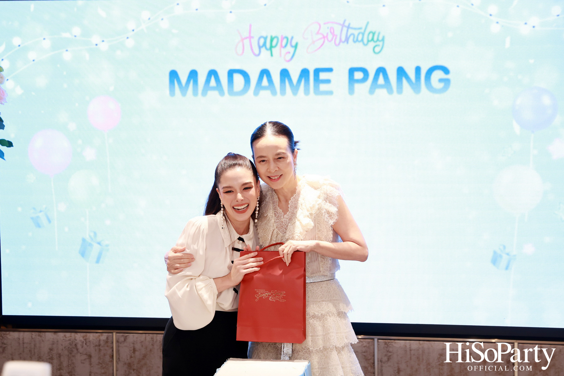 อบอุ่นและเปี่ยมรอยยิ้ม ‘มาดามแป้ง’ รับมุทิตาจิตเนื่องในวันคล้ายวันเกิด ท่ามกลางความรักจากคนรอบข้าง