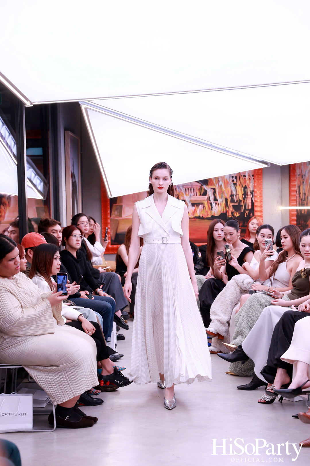 Vickteerut จัดแฟชั่นโชว์ ‘Vickteerut Spring/Summer Collection 2025’ เปิดตัวคอลเลกชัน ‘Forme’ ประจำฤดูใบไม้ผลิ/ฤดูร้อน