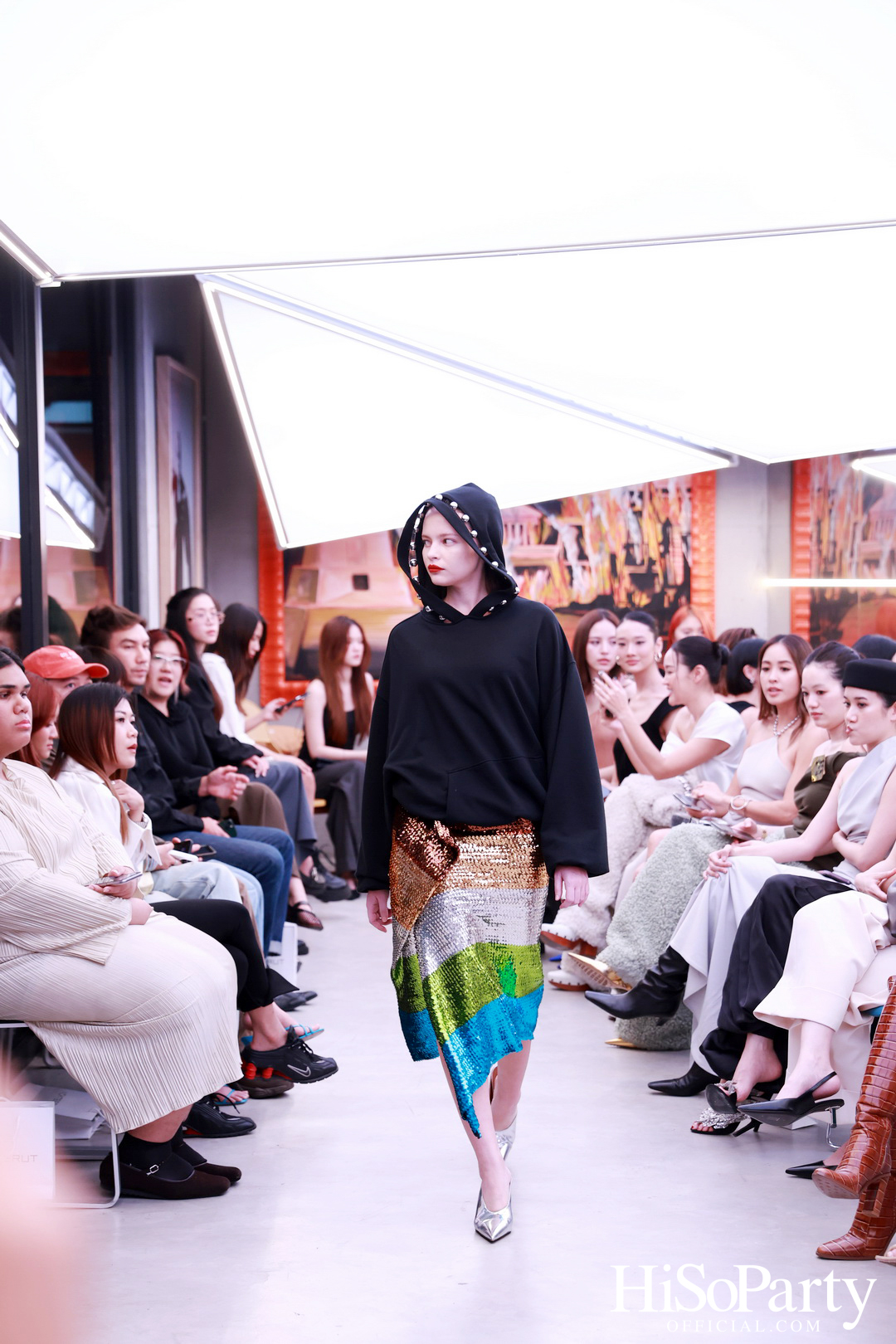 Vickteerut จัดแฟชั่นโชว์ ‘Vickteerut Spring/Summer Collection 2025’ เปิดตัวคอลเลกชัน ‘Forme’ ประจำฤดูใบไม้ผลิ/ฤดูร้อน