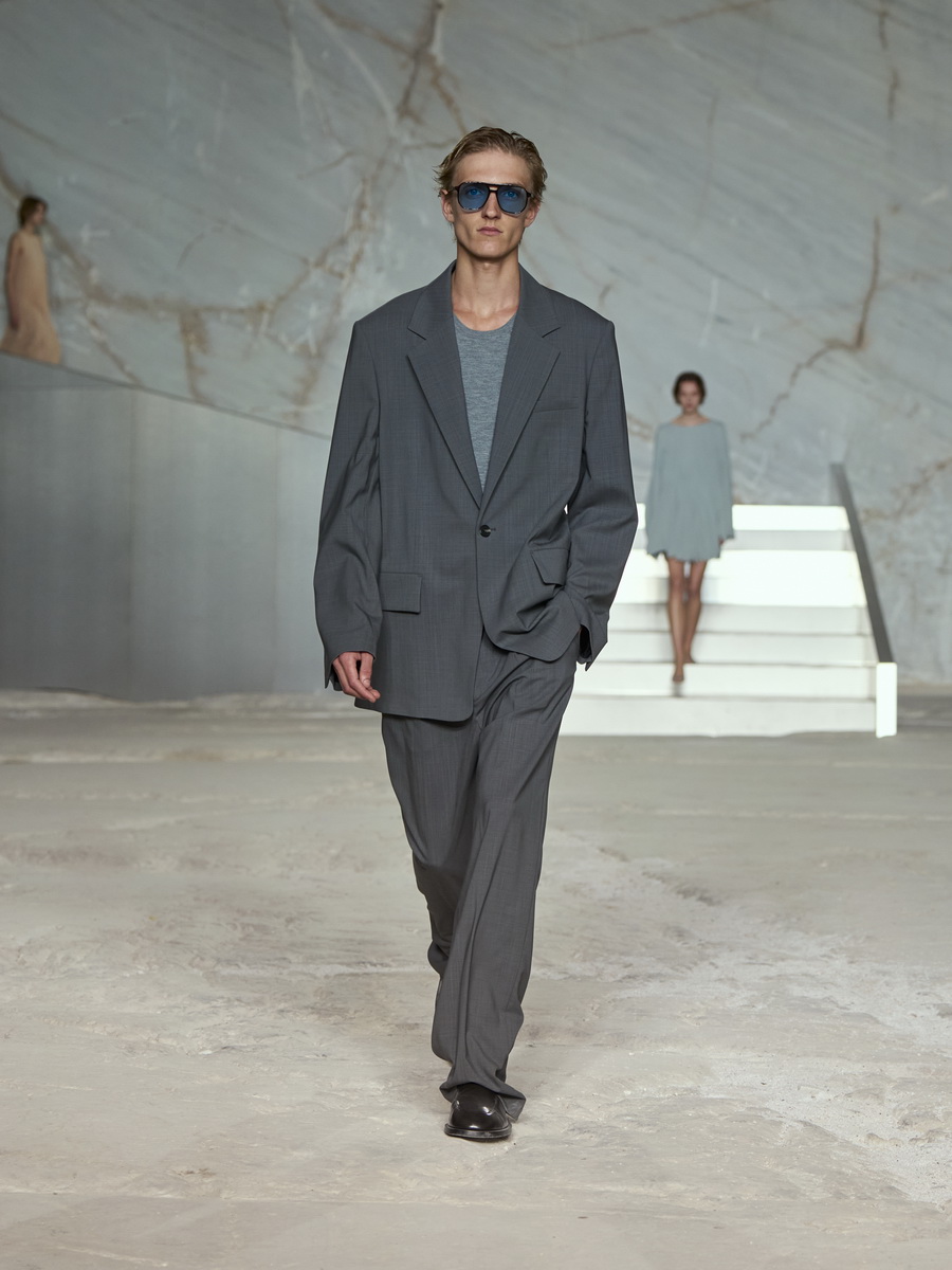 COS สร้างชีวิตชีวาบนรันเวย์อีกครั้งกับการเปิดตัวคอลเลกชัน Spring/Summer 2025 ที่ กรุงเอเธนส์