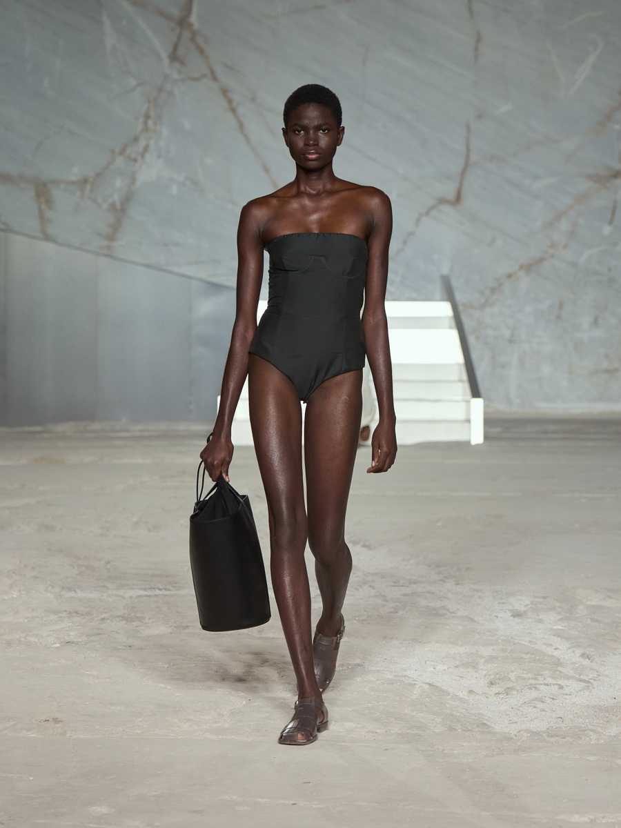 COS สร้างชีวิตชีวาบนรันเวย์อีกครั้งกับการเปิดตัวคอลเลกชัน Spring/Summer 2025 ที่ กรุงเอเธนส์