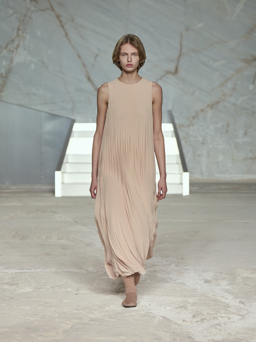 COS สร้างชีวิตชีวาบนรันเวย์อีกครั้งกับการเปิดตัวคอลเลกชัน Spring/Summer 2025 ที่ กรุงเอเธนส์