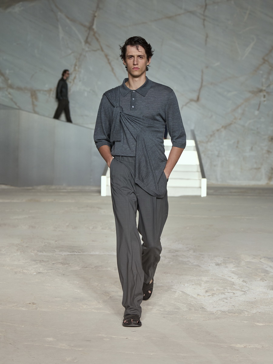 COS สร้างชีวิตชีวาบนรันเวย์อีกครั้งกับการเปิดตัวคอลเลกชัน Spring/Summer 2025 ที่ กรุงเอเธนส์