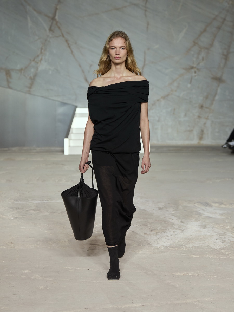 COS สร้างชีวิตชีวาบนรันเวย์อีกครั้งกับการเปิดตัวคอลเลกชัน Spring/Summer 2025 ที่ กรุงเอเธนส์