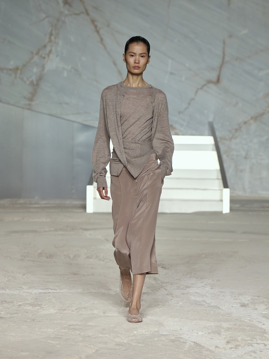 COS สร้างชีวิตชีวาบนรันเวย์อีกครั้งกับการเปิดตัวคอลเลกชัน Spring/Summer 2025 ที่ กรุงเอเธนส์