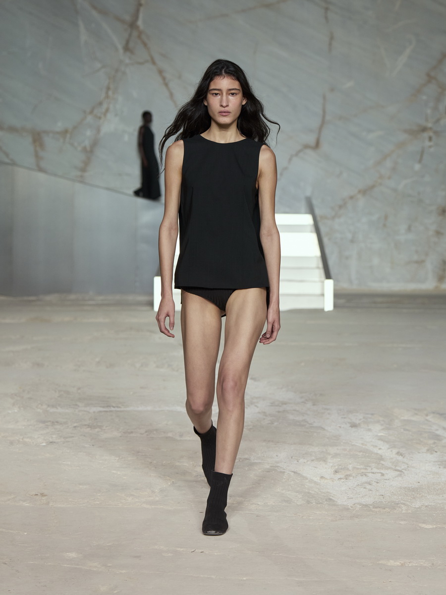 COS สร้างชีวิตชีวาบนรันเวย์อีกครั้งกับการเปิดตัวคอลเลกชัน Spring/Summer 2025 ที่ กรุงเอเธนส์