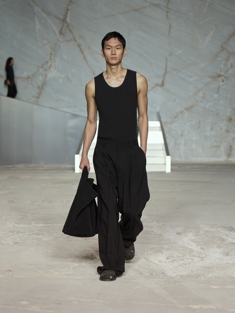 COS สร้างชีวิตชีวาบนรันเวย์อีกครั้งกับการเปิดตัวคอลเลกชัน Spring/Summer 2025 ที่ กรุงเอเธนส์