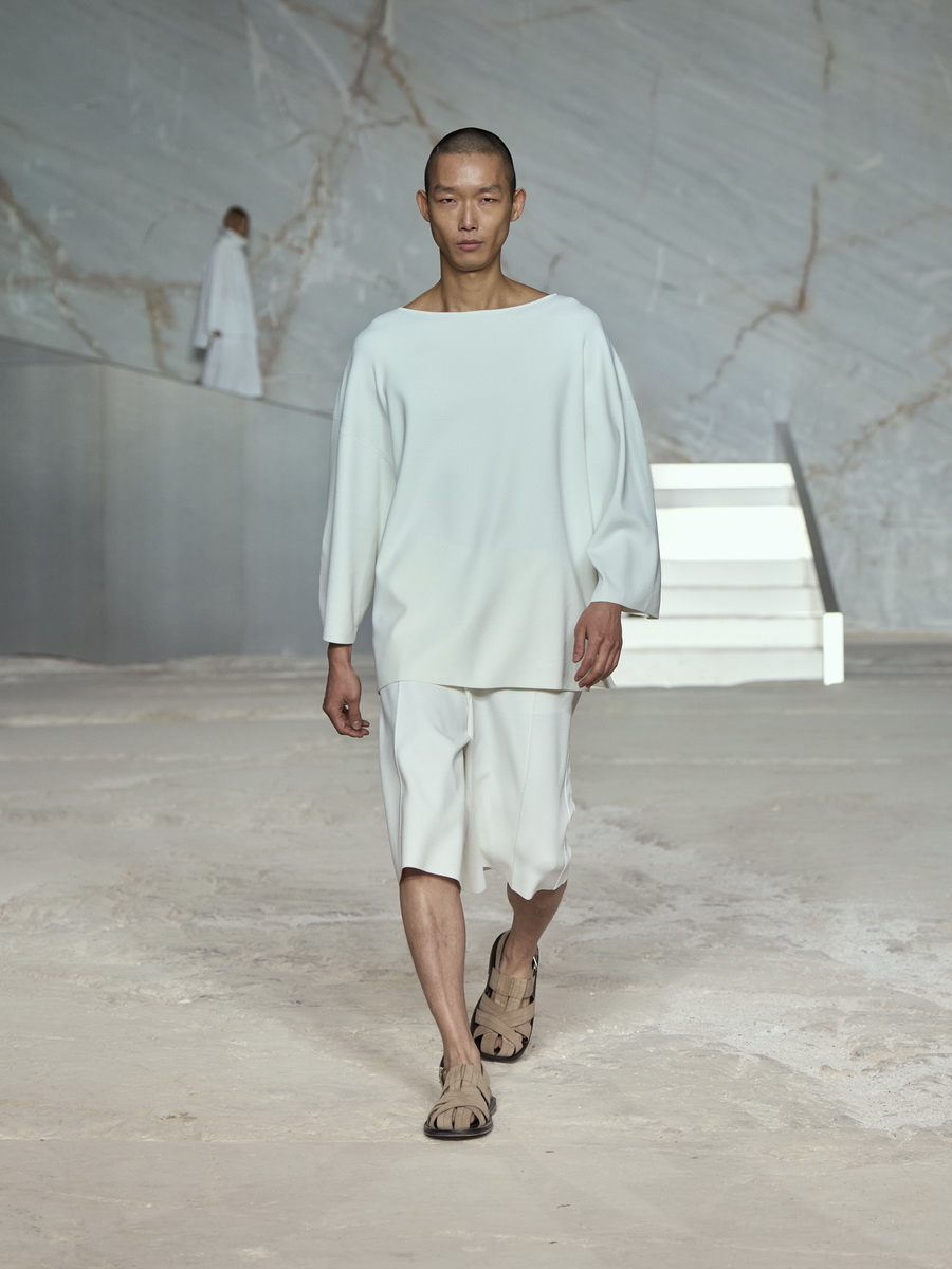 COS สร้างชีวิตชีวาบนรันเวย์อีกครั้งกับการเปิดตัวคอลเลกชัน Spring/Summer 2025 ที่ กรุงเอเธนส์