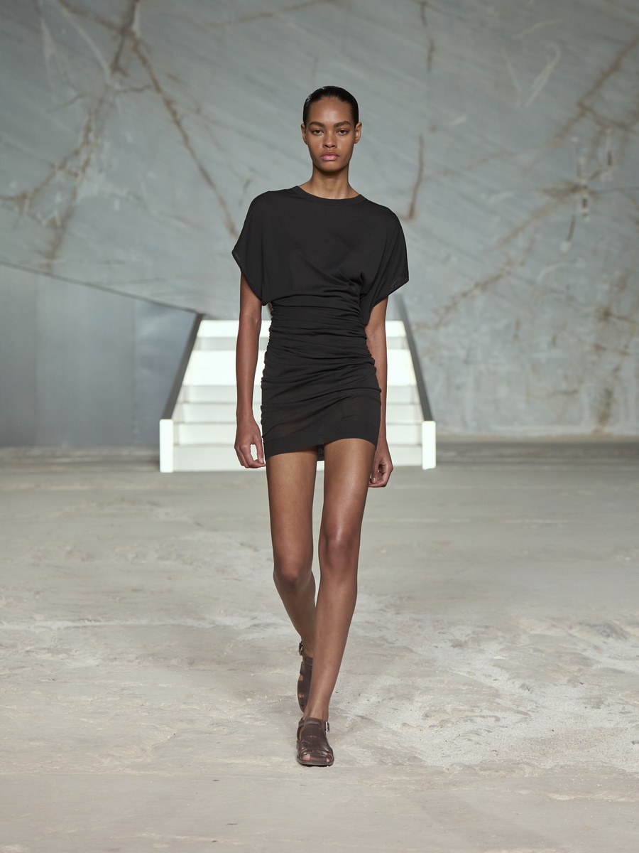 COS สร้างชีวิตชีวาบนรันเวย์อีกครั้งกับการเปิดตัวคอลเลกชัน Spring/Summer 2025 ที่ กรุงเอเธนส์