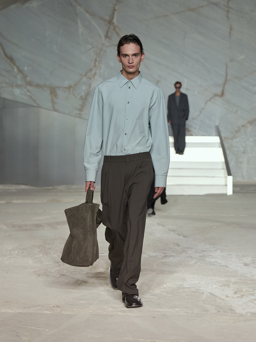 COS สร้างชีวิตชีวาบนรันเวย์อีกครั้งกับการเปิดตัวคอลเลกชัน Spring/Summer 2025 ที่ กรุงเอเธนส์