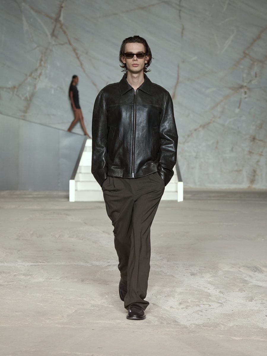 COS สร้างชีวิตชีวาบนรันเวย์อีกครั้งกับการเปิดตัวคอลเลกชัน Spring/Summer 2025 ที่ กรุงเอเธนส์