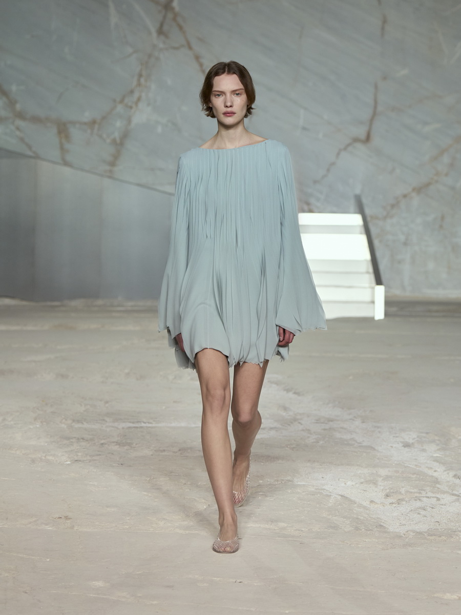 COS สร้างชีวิตชีวาบนรันเวย์อีกครั้งกับการเปิดตัวคอลเลกชัน Spring/Summer 2025 ที่ กรุงเอเธนส์