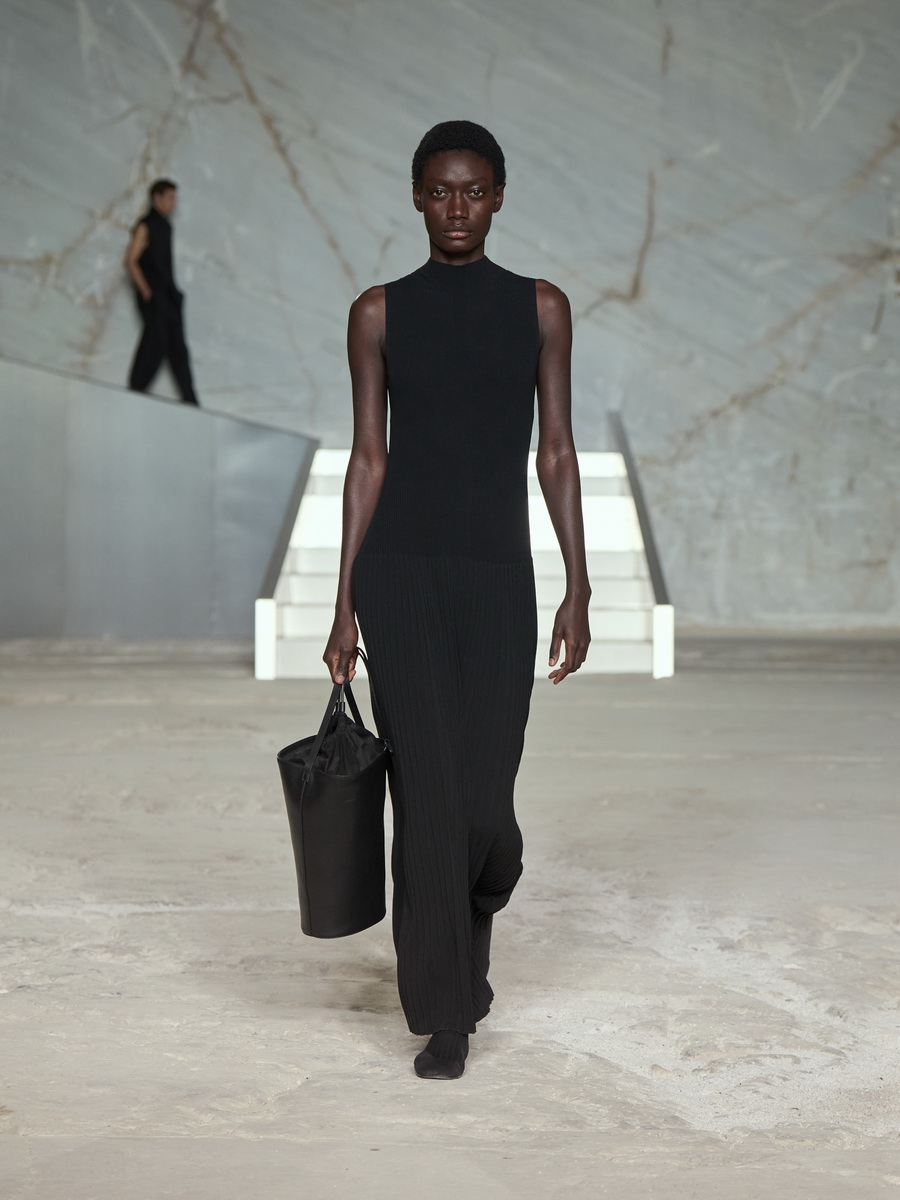 COS สร้างชีวิตชีวาบนรันเวย์อีกครั้งกับการเปิดตัวคอลเลกชัน Spring/Summer 2025 ที่ กรุงเอเธนส์