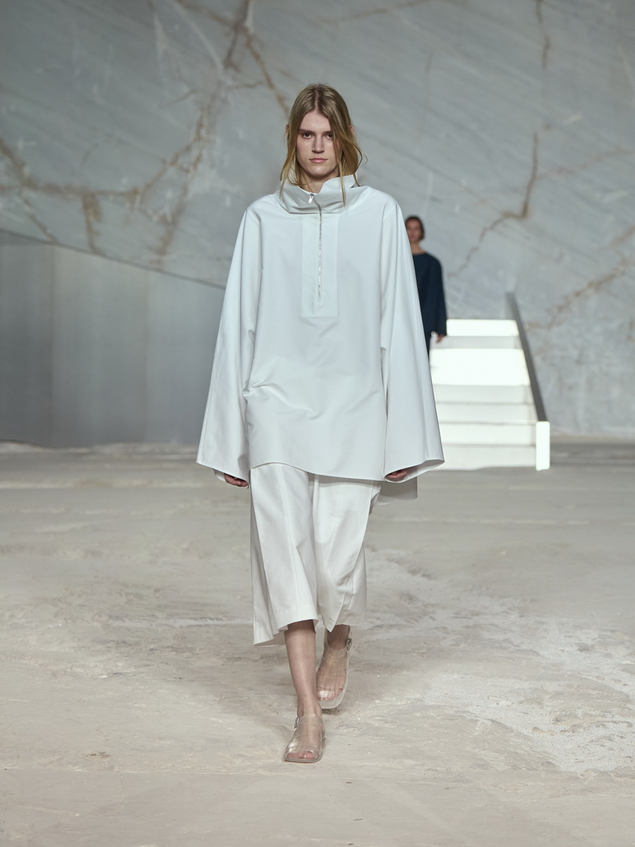 COS สร้างชีวิตชีวาบนรันเวย์อีกครั้งกับการเปิดตัวคอลเลกชัน Spring/Summer 2025 ที่ กรุงเอเธนส์