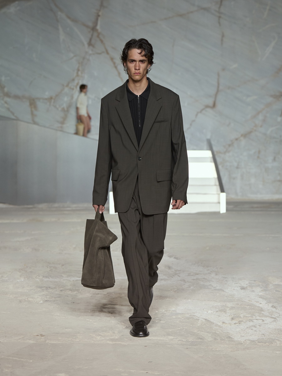 COS สร้างชีวิตชีวาบนรันเวย์อีกครั้งกับการเปิดตัวคอลเลกชัน Spring/Summer 2025 ที่ กรุงเอเธนส์