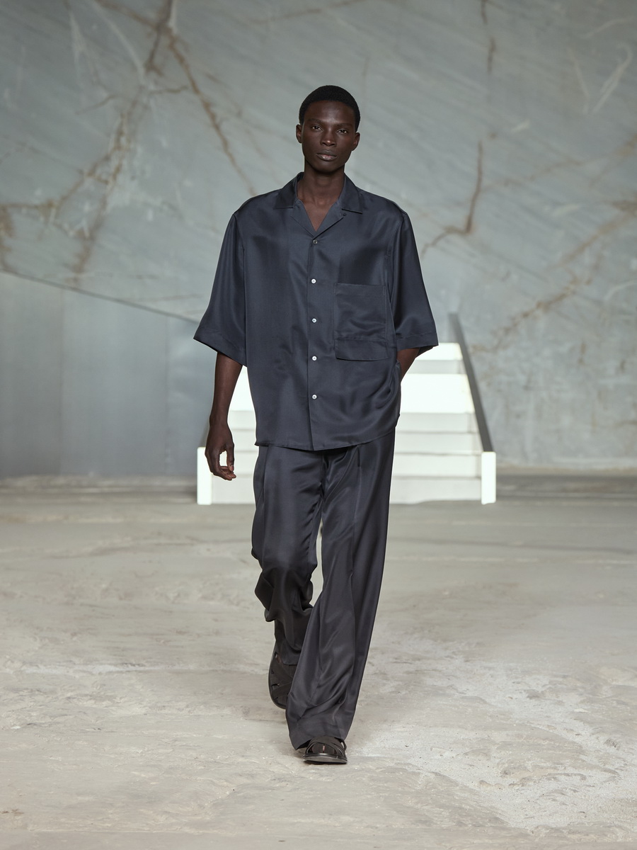 COS สร้างชีวิตชีวาบนรันเวย์อีกครั้งกับการเปิดตัวคอลเลกชัน Spring/Summer 2025 ที่ กรุงเอเธนส์