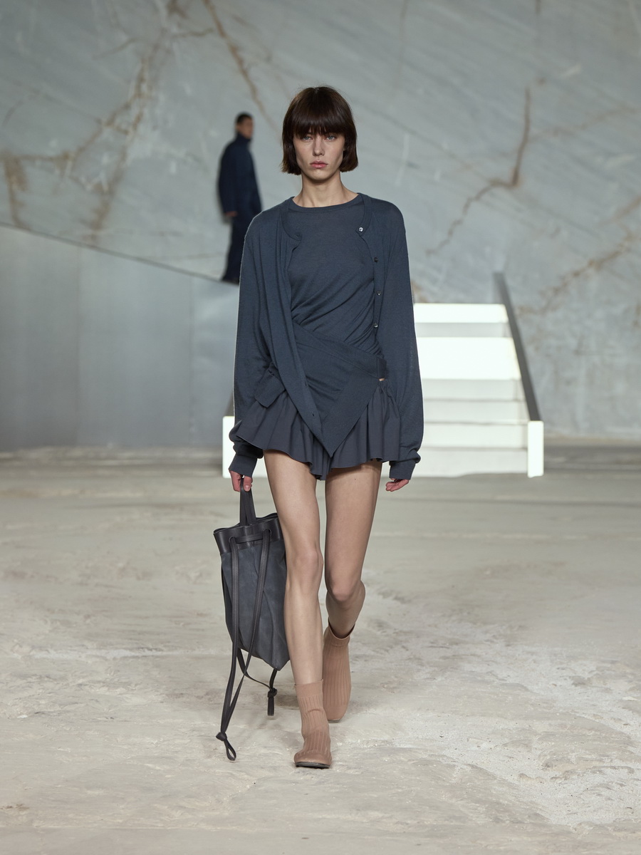 COS สร้างชีวิตชีวาบนรันเวย์อีกครั้งกับการเปิดตัวคอลเลกชัน Spring/Summer 2025 ที่ กรุงเอเธนส์