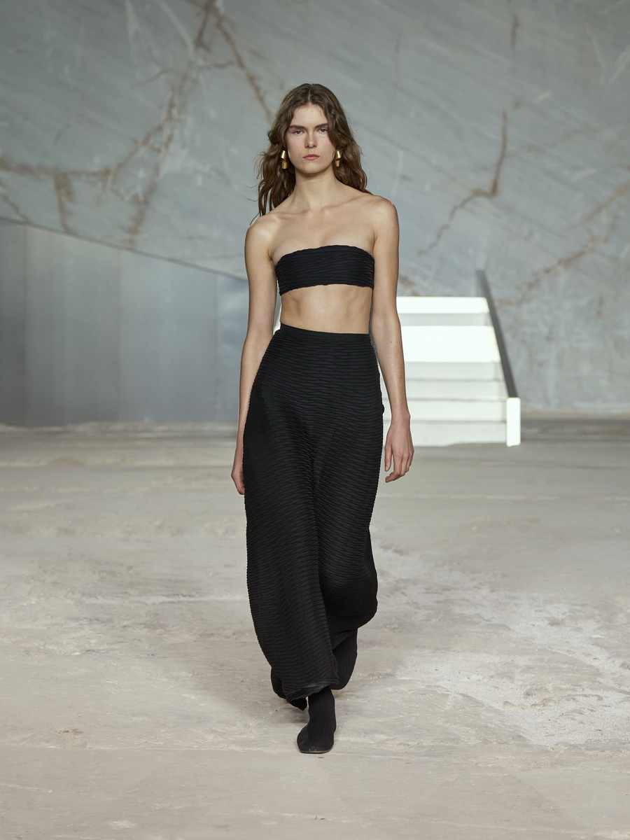 COS สร้างชีวิตชีวาบนรันเวย์อีกครั้งกับการเปิดตัวคอลเลกชัน Spring/Summer 2025 ที่ กรุงเอเธนส์