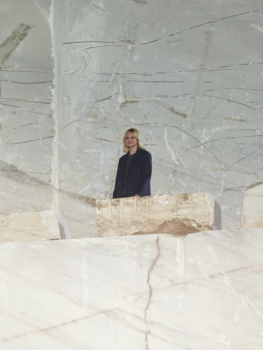 COS สร้างชีวิตชีวาบนรันเวย์อีกครั้งกับการเปิดตัวคอลเลกชัน Spring/Summer 2025 ที่ กรุงเอเธนส์