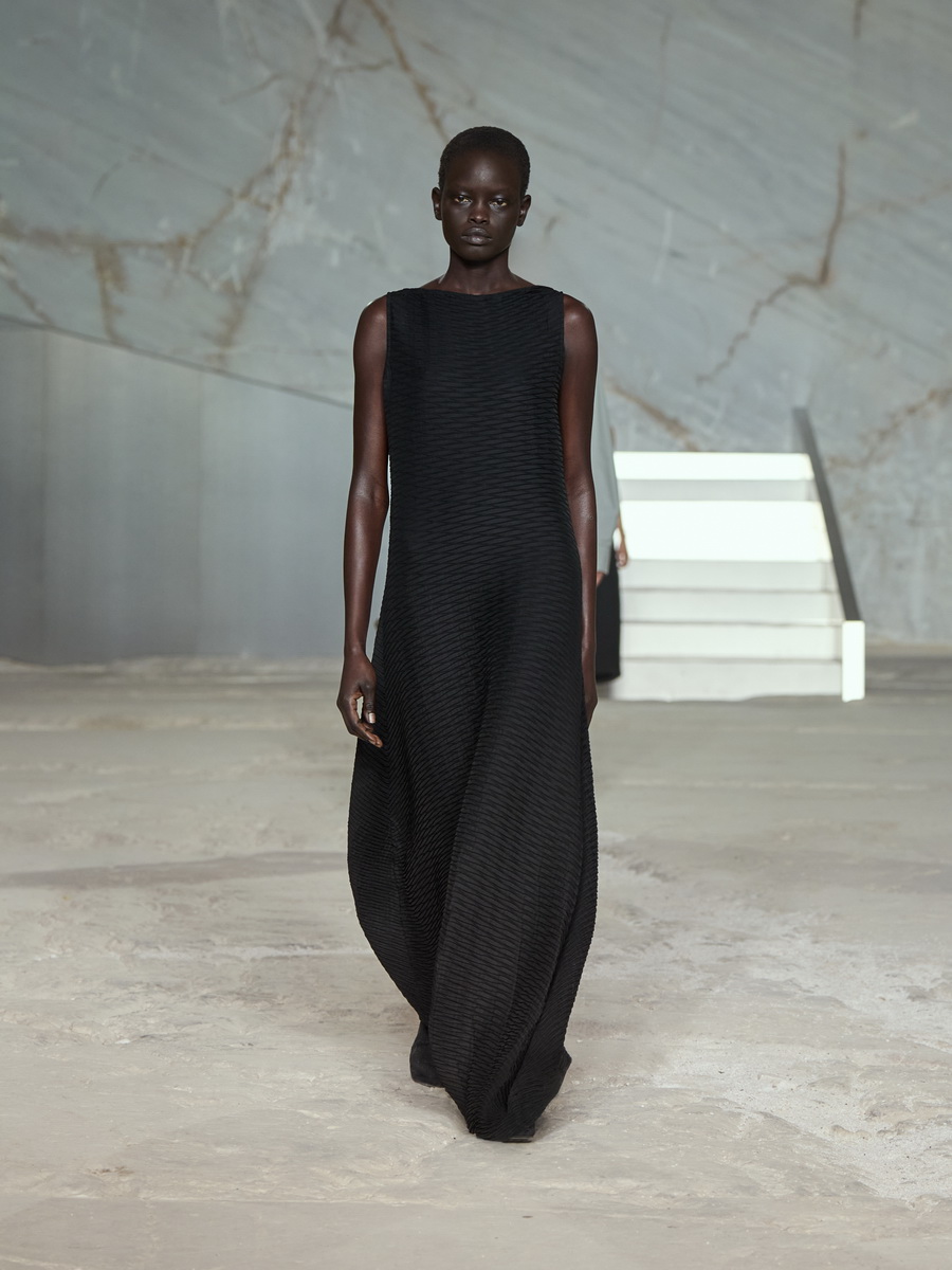 COS สร้างชีวิตชีวาบนรันเวย์อีกครั้งกับการเปิดตัวคอลเลกชัน Spring/Summer 2025 ที่ กรุงเอเธนส์