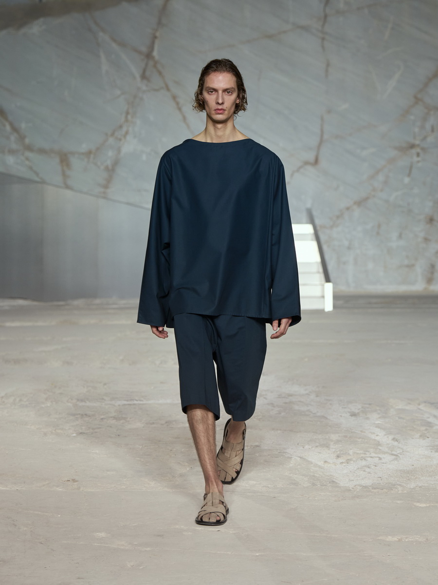 COS สร้างชีวิตชีวาบนรันเวย์อีกครั้งกับการเปิดตัวคอลเลกชัน Spring/Summer 2025 ที่ กรุงเอเธนส์