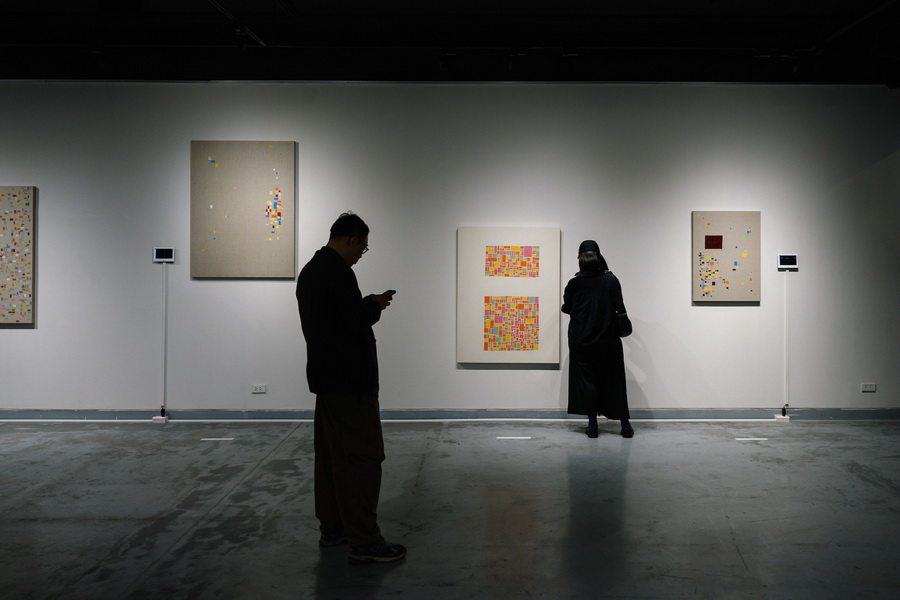 ‘Resonant Abstractions’ นิทรรศการจิตรกรรมเดี่ยวครั้งแรกโดย ดีใจ โกสิยพงษ์