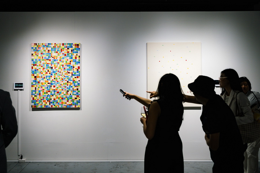 ‘Resonant Abstractions’ นิทรรศการจิตรกรรมเดี่ยวครั้งแรกโดย ดีใจ โกสิยพงษ์