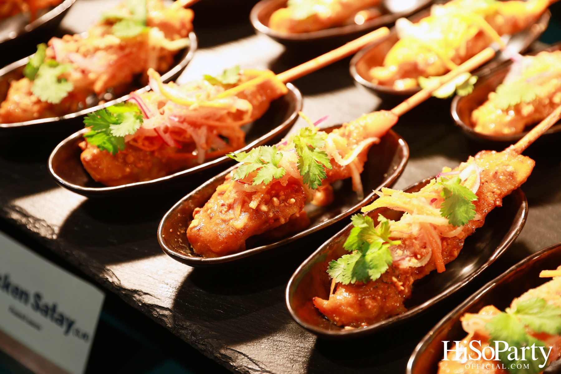 ครั้งแรกในไทยกับนิทรรศการ Over the Top โดย Tomo Campbell