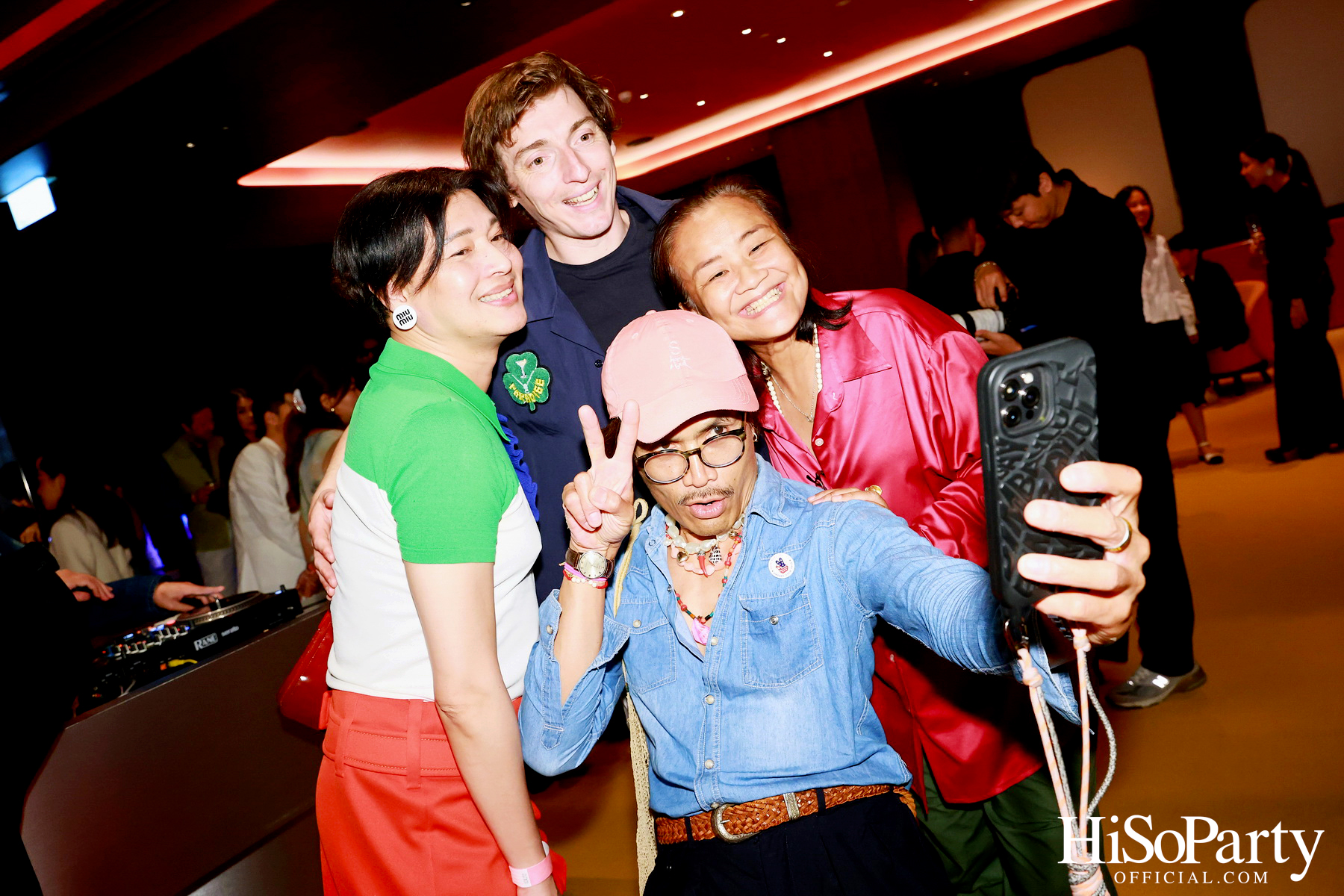 ครั้งแรกในไทยกับนิทรรศการ Over the Top โดย Tomo Campbell