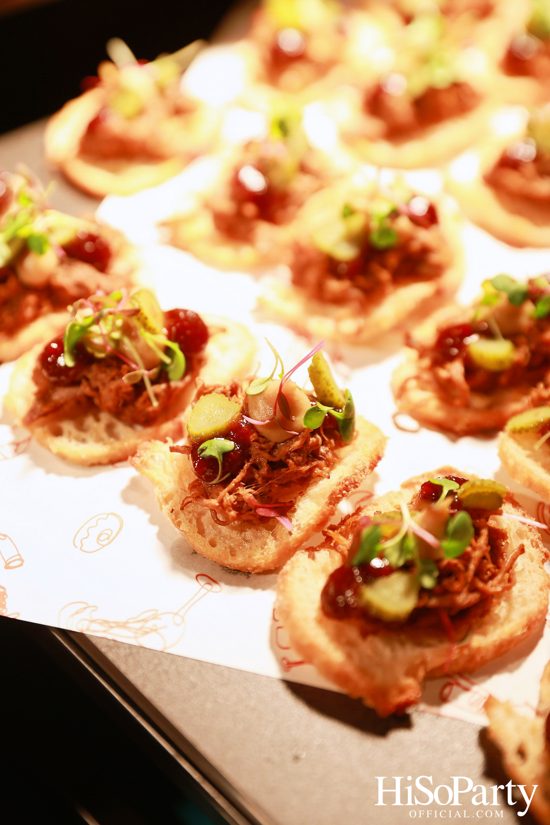 ครั้งแรกในไทยกับนิทรรศการ Over the Top โดย Tomo Campbell