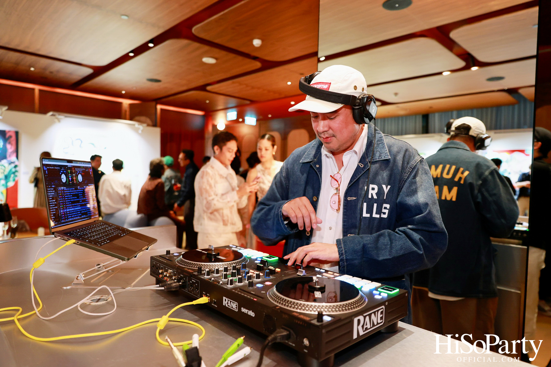 ครั้งแรกในไทยกับนิทรรศการ Over the Top โดย Tomo Campbell