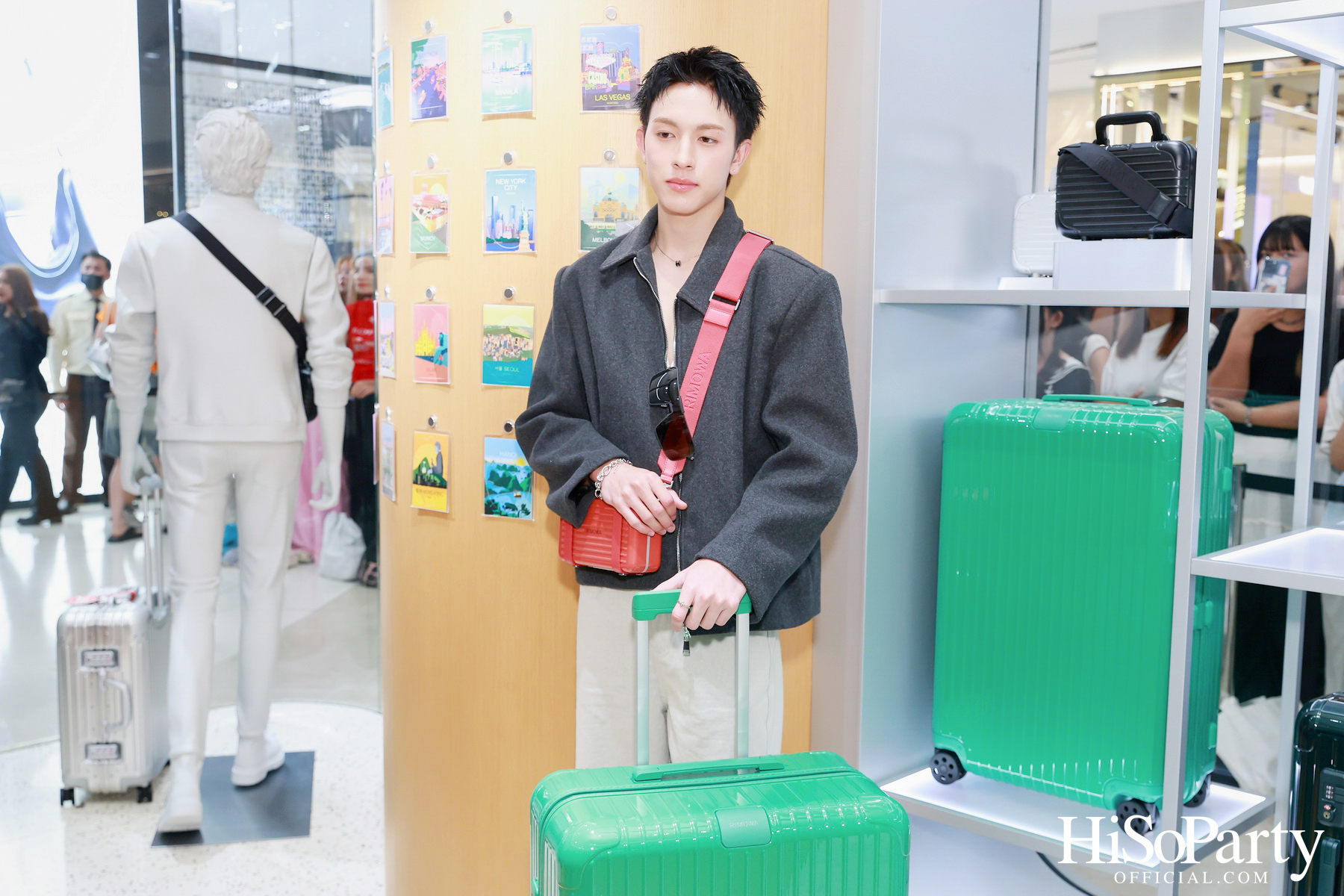 RIMOWA เปิดตัวเฉดสีใหม่ GRANADA & VERDE จากคอลเลกชัน Essential อย่างมีสไตล์ ณ สยามพารากอน