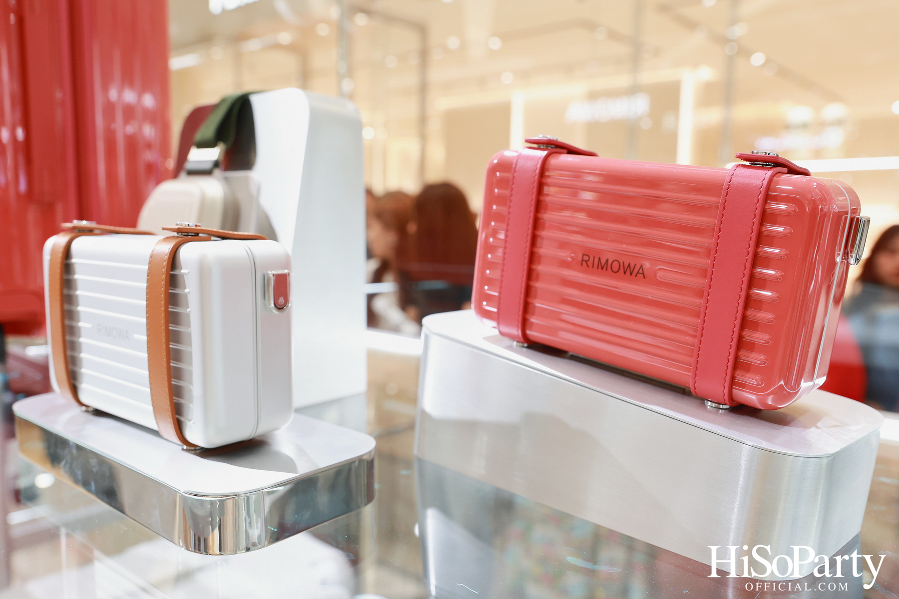 RIMOWA เปิดตัวเฉดสีใหม่ GRANADA & VERDE จากคอลเลกชัน Essential อย่างมีสไตล์ ณ สยามพารากอน