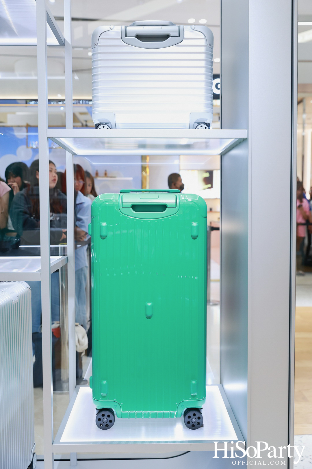 RIMOWA เปิดตัวเฉดสีใหม่ GRANADA & VERDE จากคอลเลกชัน Essential อย่างมีสไตล์ ณ สยามพารากอน