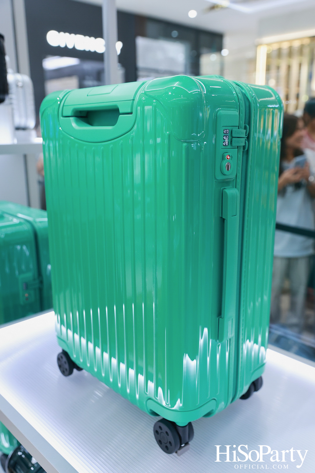 RIMOWA เปิดตัวเฉดสีใหม่ GRANADA & VERDE จากคอลเลกชัน Essential อย่างมีสไตล์ ณ สยามพารากอน