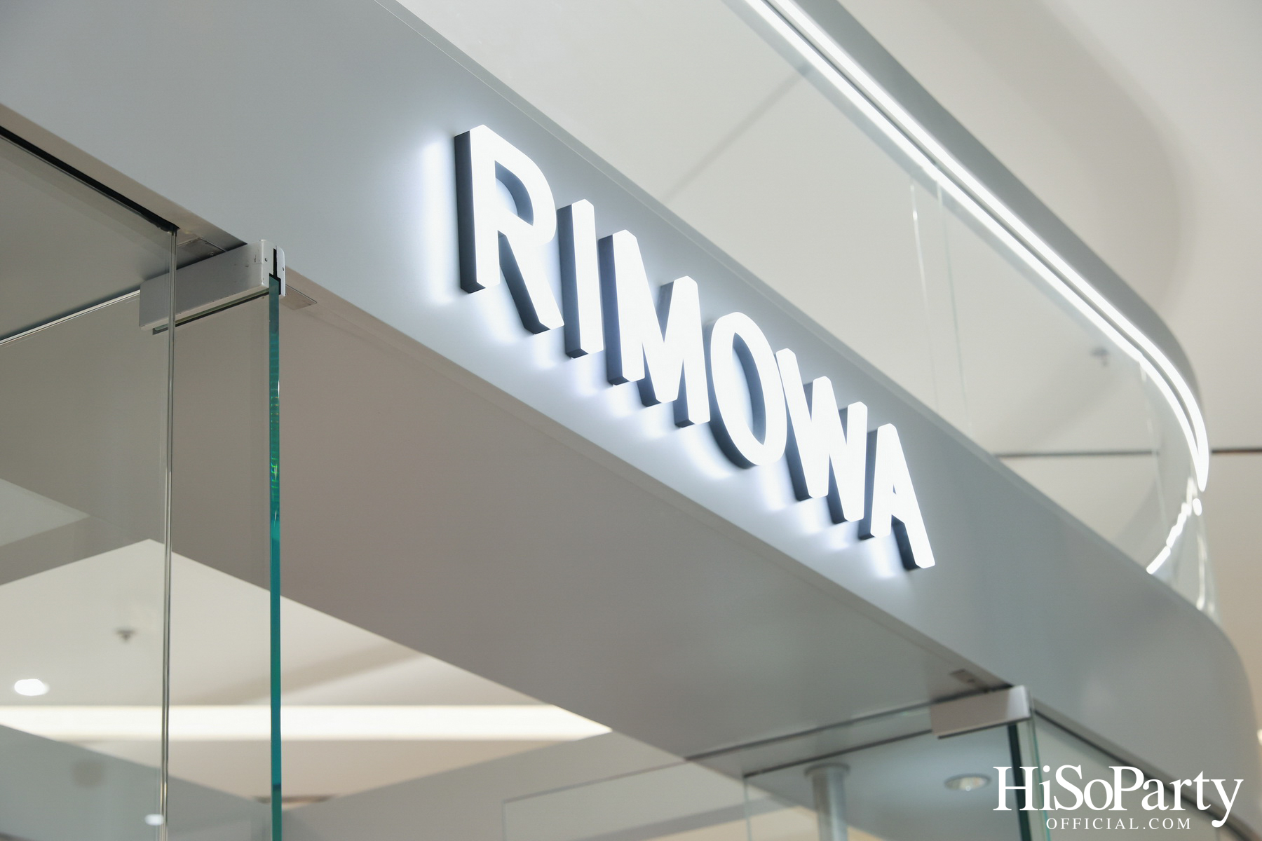 RIMOWA เปิดตัวเฉดสีใหม่ GRANADA & VERDE จากคอลเลกชัน Essential อย่างมีสไตล์ ณ สยามพารากอน