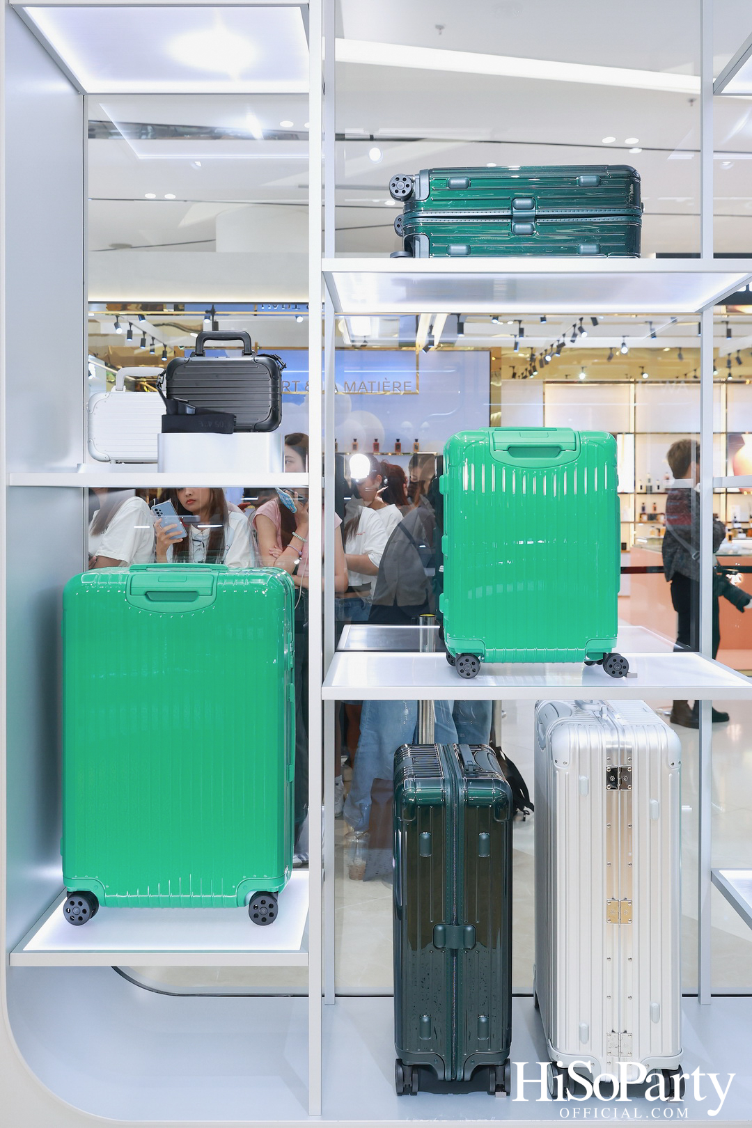 RIMOWA เปิดตัวเฉดสีใหม่ GRANADA & VERDE จากคอลเลกชัน Essential อย่างมีสไตล์ ณ สยามพารากอน